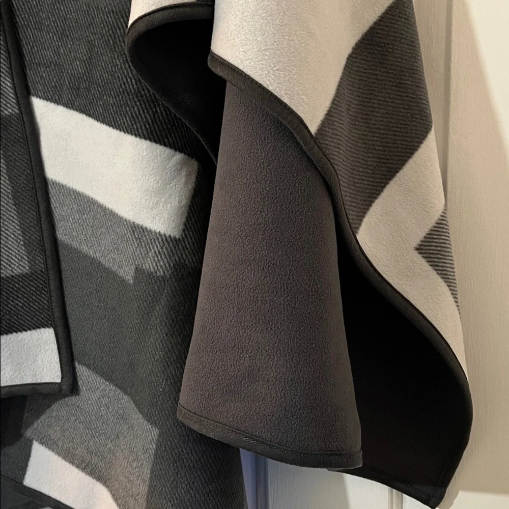 Reversible Woolrich Black & Gray Patterned Cape - Picture 9 of 15